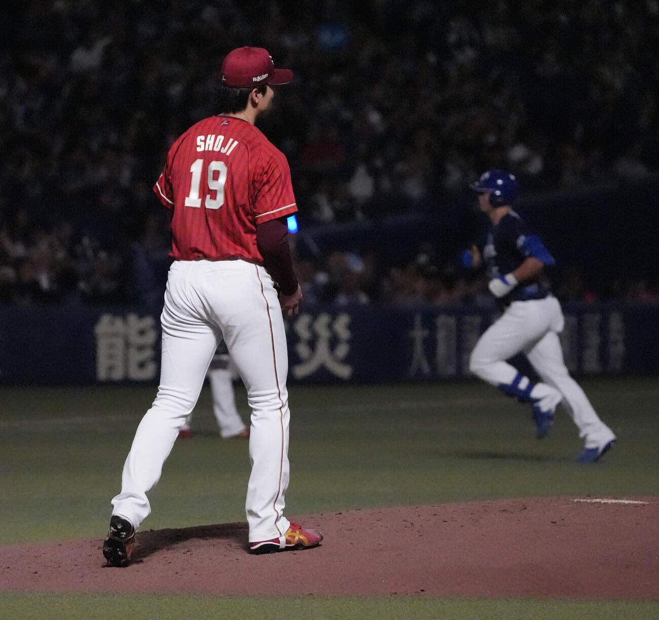 プロ野球交流戦中日対楽天　2回裏中日無死、荘司康誠（左）は細川成也にソロ本塁打を打たれる（撮影・森本幸一）