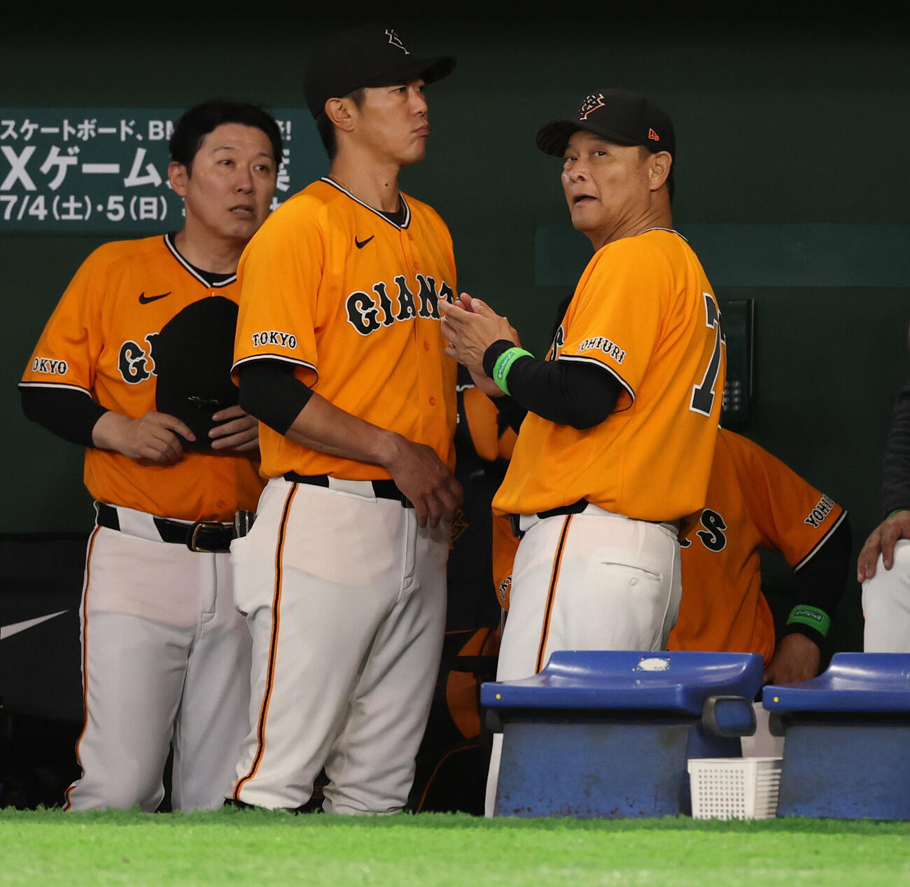 巨人対ソフトバンク　コーチ陣と話す巨人橋上秀樹監督代行（撮影・野上伸悟）