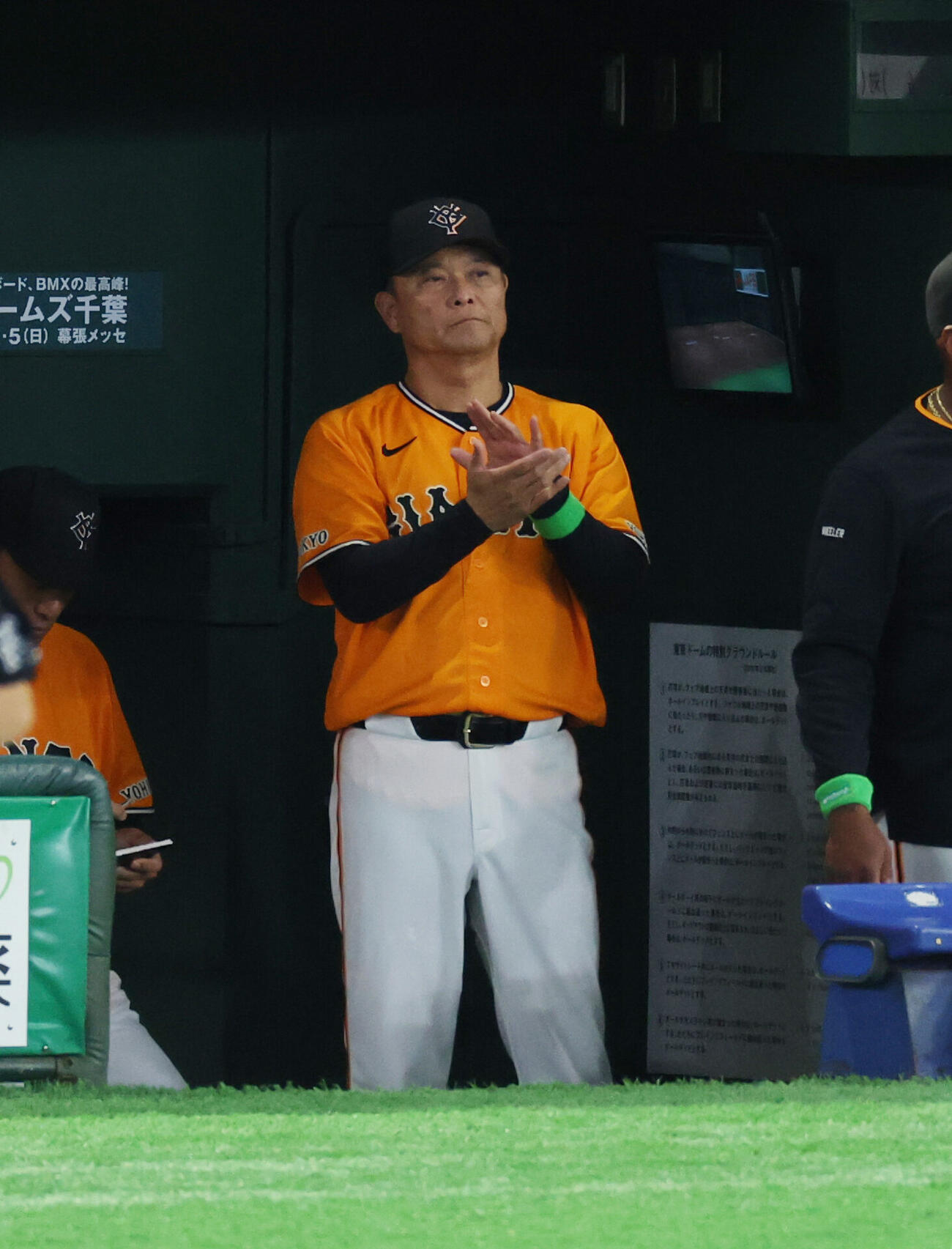 巨人対ソフトバンク　戦況を見守る巨人橋上秀樹監督代行（撮影・増田悦実）＝2026年5月26日