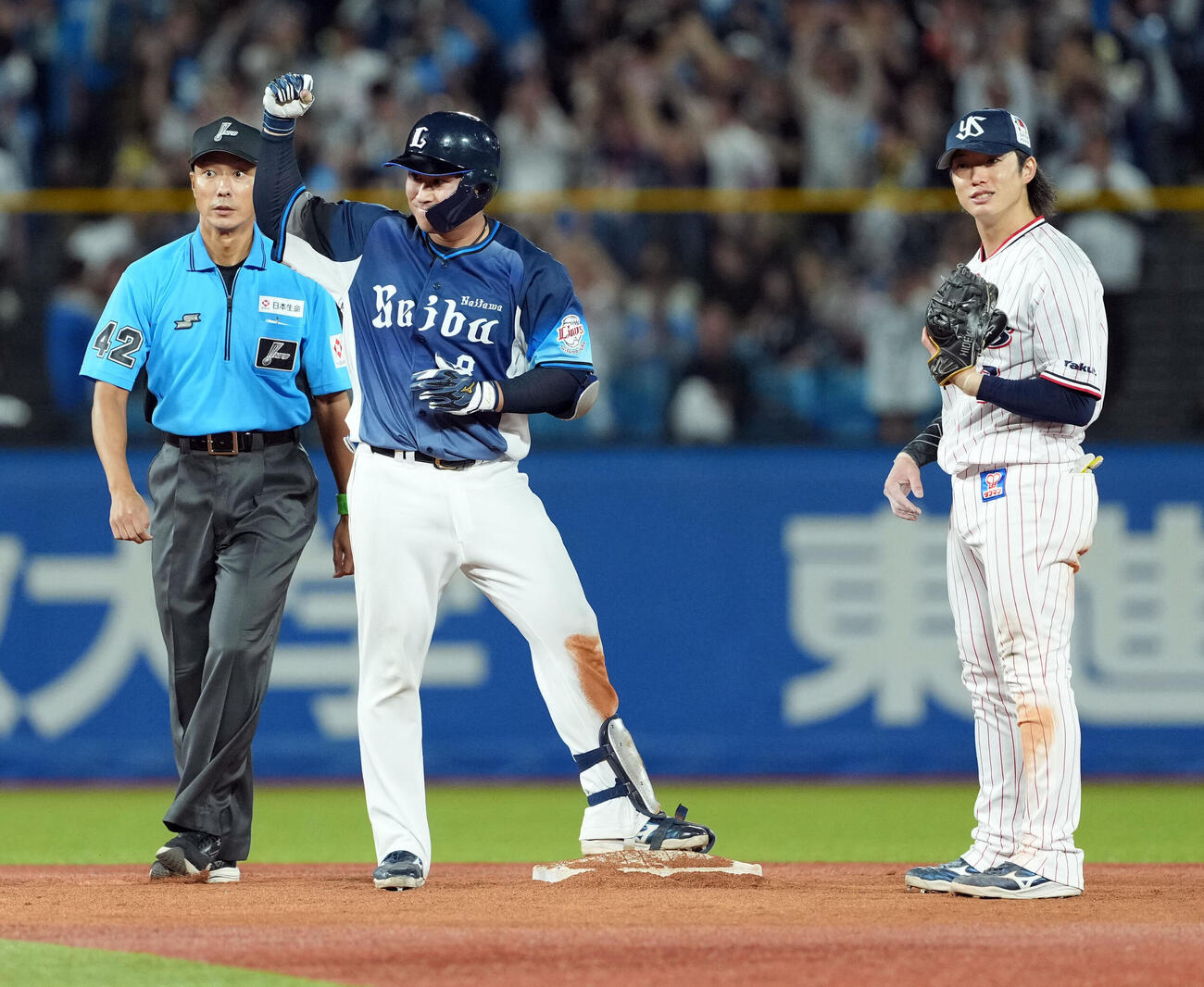 ヤクルト対西武　11回表西武1死二塁、適時二塁打を放ちポーズを決める渡部聖弥（撮影・たえ見朱実）