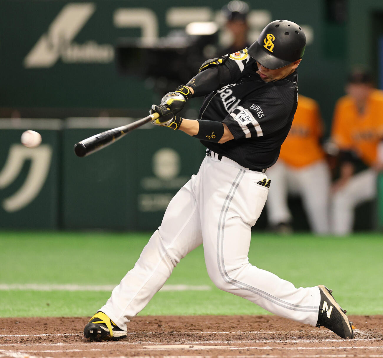 巨人対ソフトバンク　4回表ソフトバンク2死一、三塁、2点適時二塁打を放つ近藤健介（撮影・野上伸悟）
