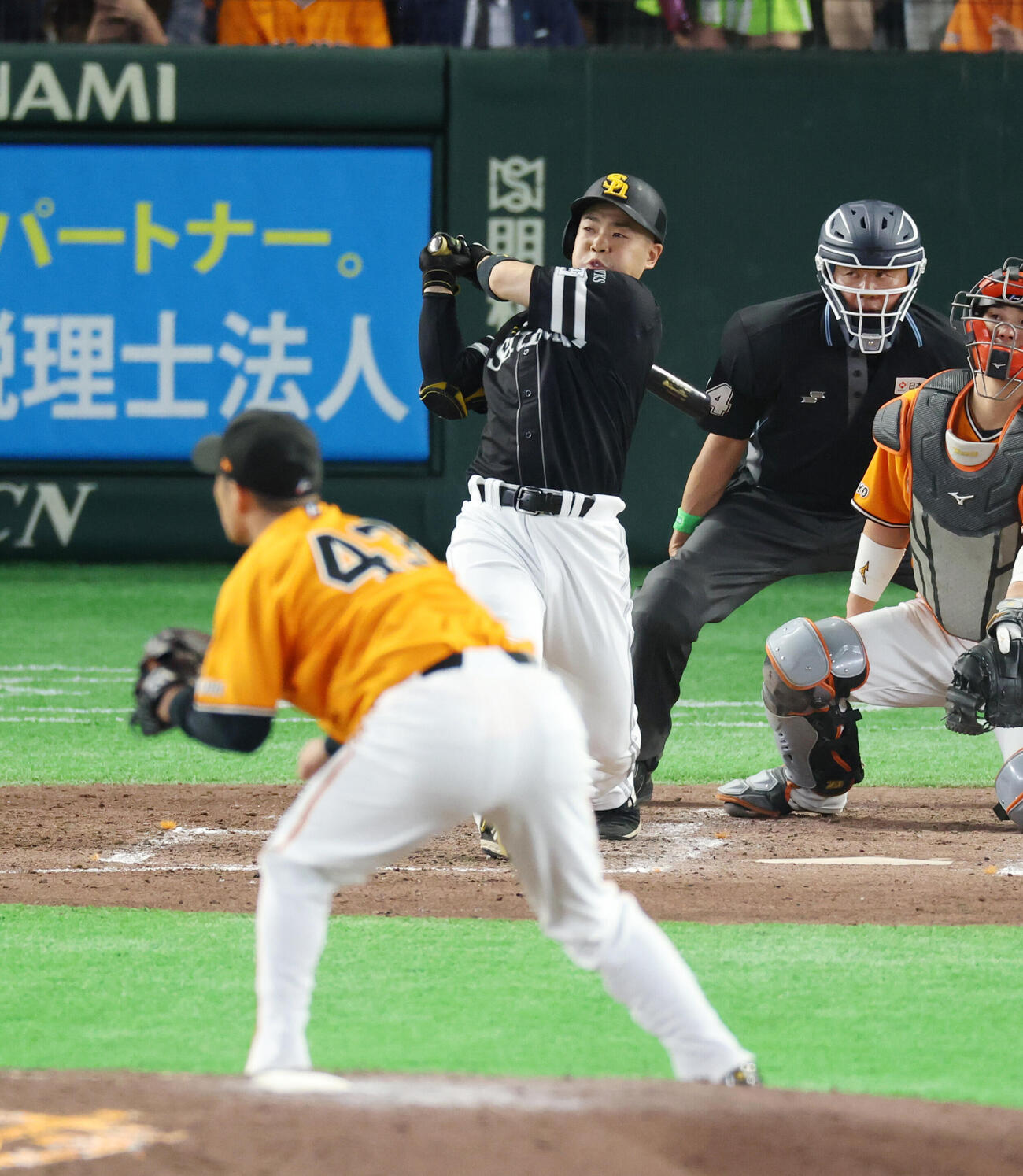 巨人対ソフトバンク　4回表ソフトバンク2死一、三塁、2点適時二塁打を放つ近藤健介。投手は則本昂大（撮影・増田悦実）