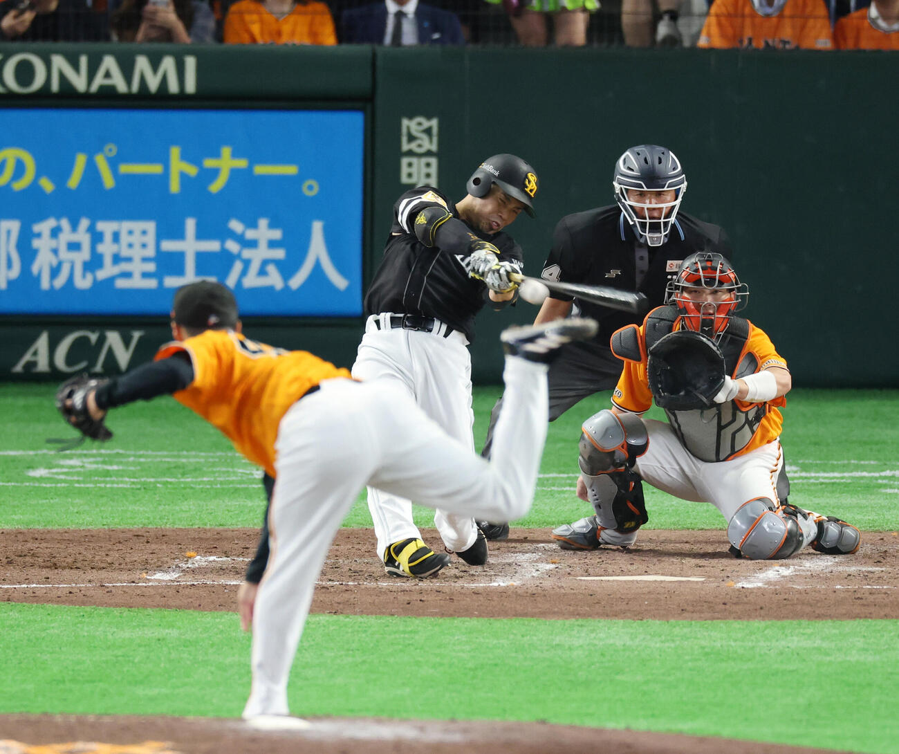 巨人対ソフトバンク　4回表ソフトバンク2死一、三塁、2点適時二塁打を放つ近藤健介。投手は則本昂大（撮影・増田悦実）