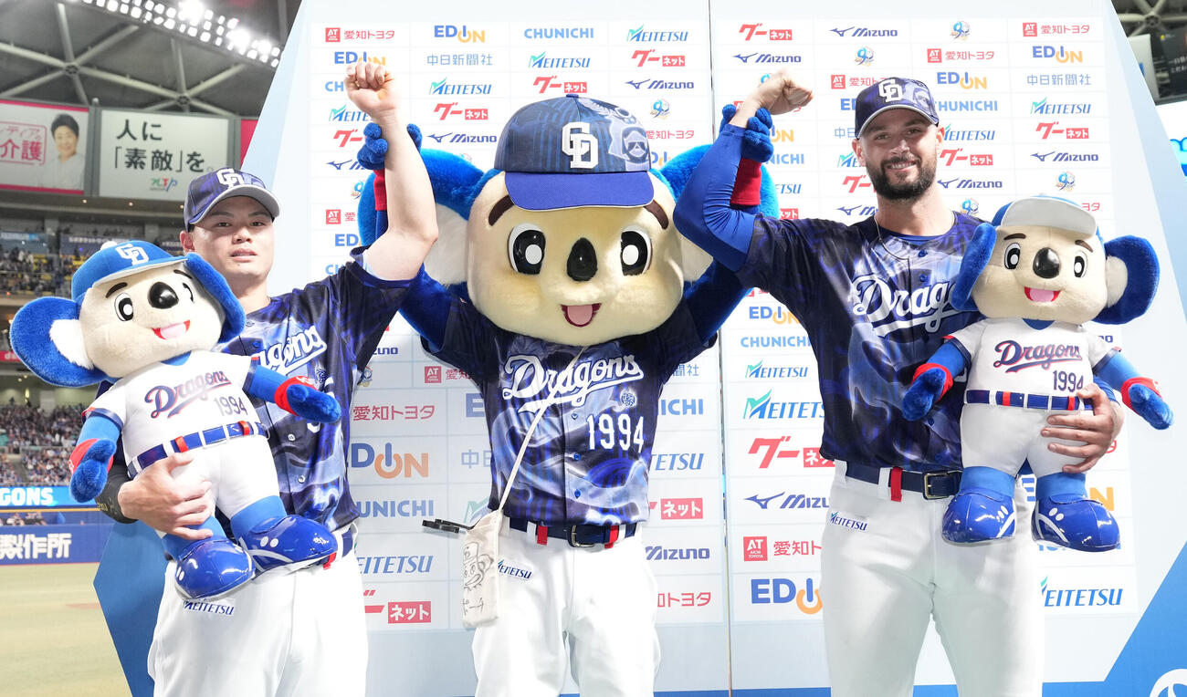 プロ野球交流戦中日対楽天　ヒーローインタビューを終えポーズを決める左から細川成也、ドアラ、カイル・マラー（撮影・森本幸一）