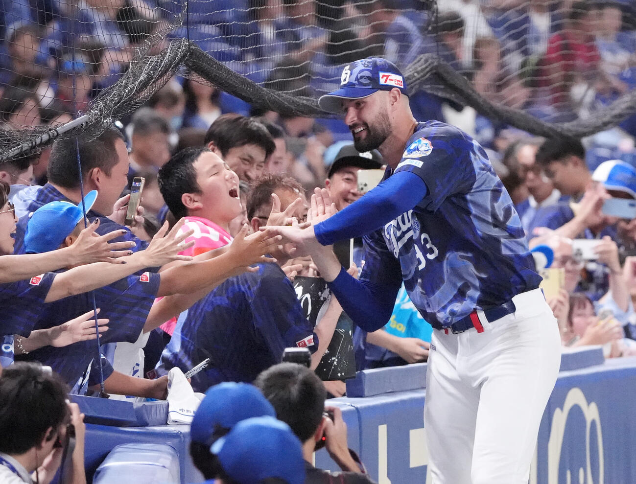 プロ野球交流戦中日対楽天　カイル・マラー（右）は観客とタッチを交わす（撮影・森本幸一）