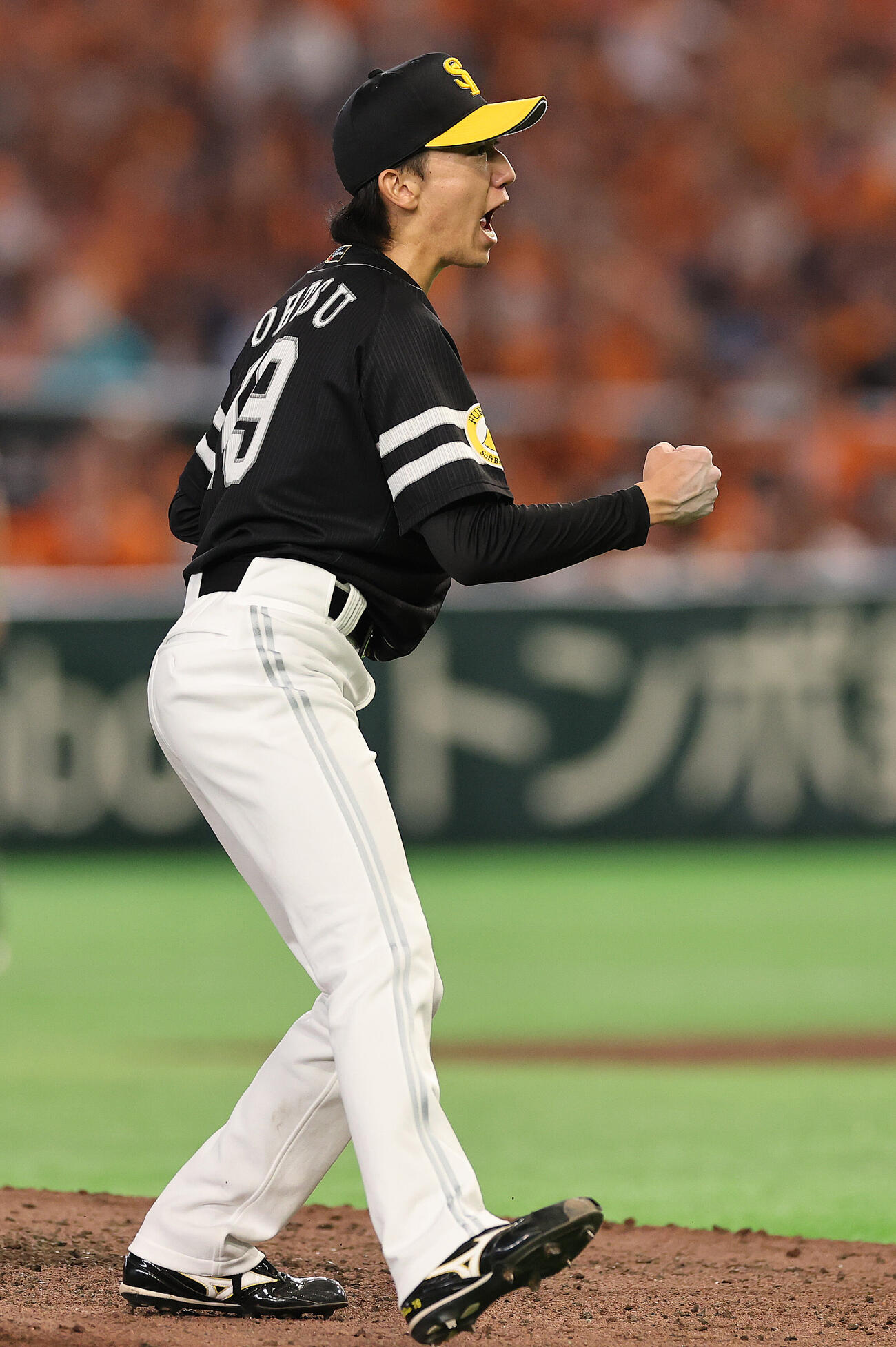 巨人対ソフトバンク　6回裏巨人2死一、二塁、佐々木俊輔を三振に仕留めガッツポーズでほえる大津亮介（撮影・野上伸悟）