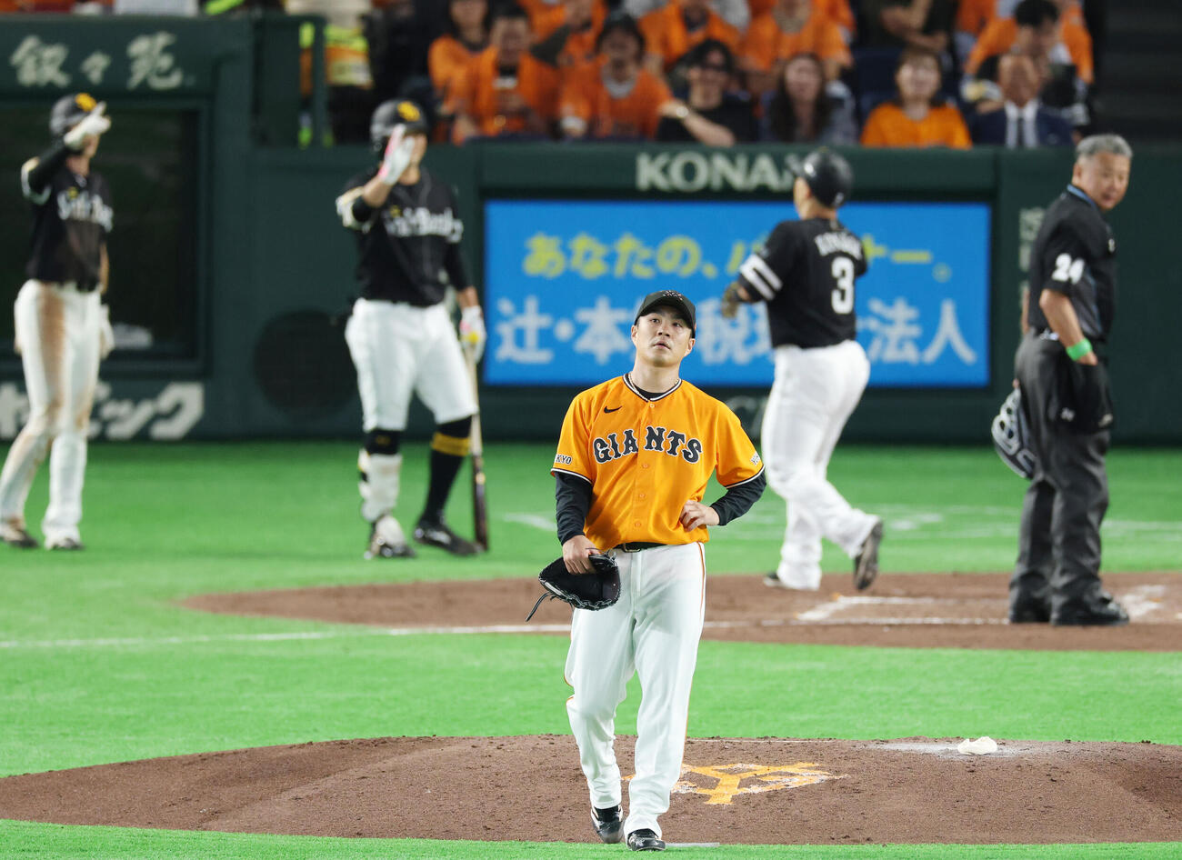 巨人対ソフトバンク　3回表ソフトバンク1死一、二塁、栗原陵矢の3点本塁打を浴びがっくりする則本昂大（撮影・増田悦実）