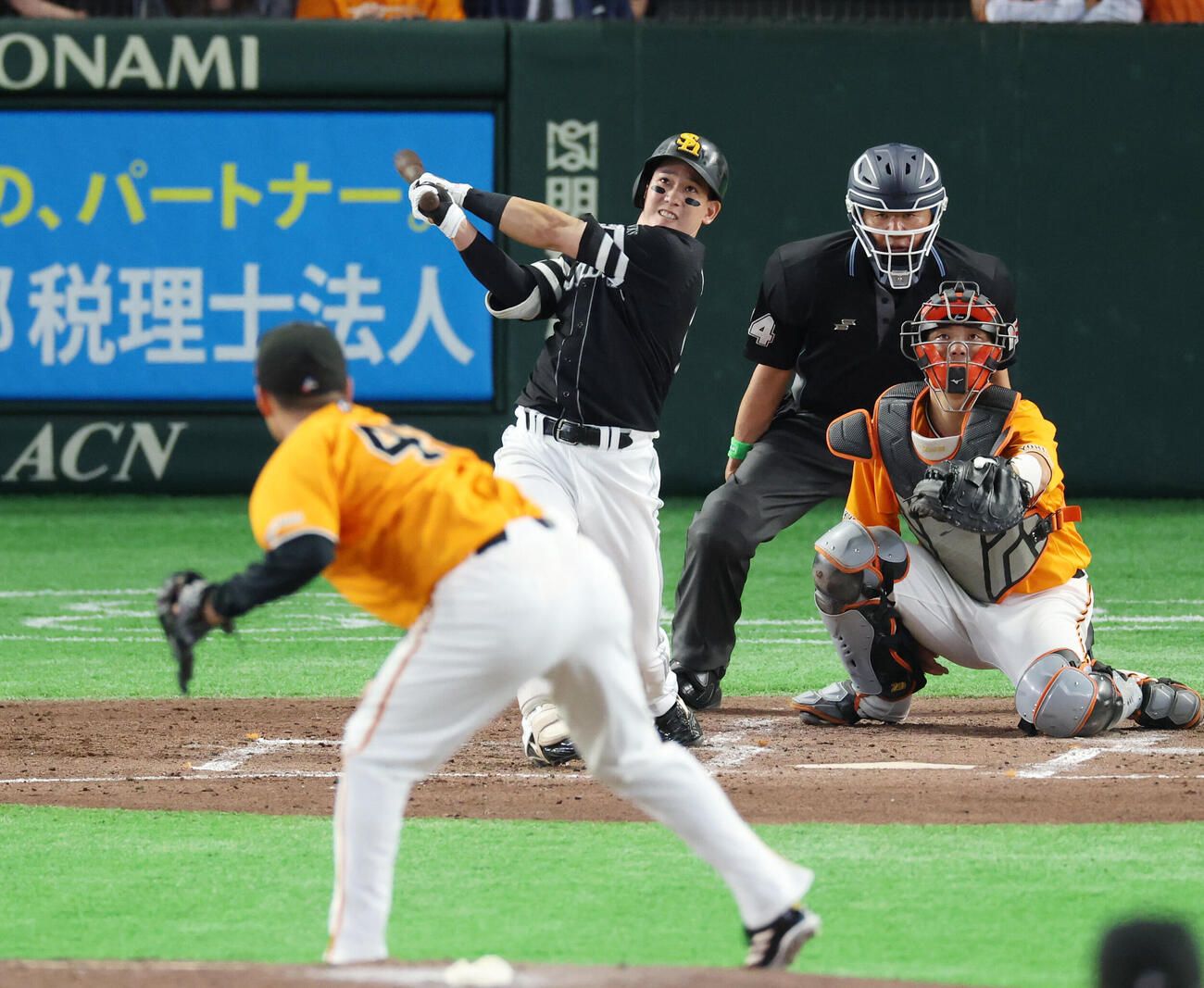 巨人対ソフトバンク　3回表ソフトバンク1死一、二塁、3点本塁打を放つ栗原陵矢。投手は則本昂大（撮影・増田悦実）＝2026年5月26日