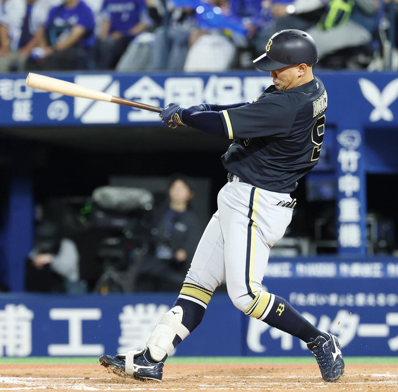 DeNA対オリックス　7回表オリックス2死満塁、2点適時打を放つ野口智哉（撮影・宮地輝）