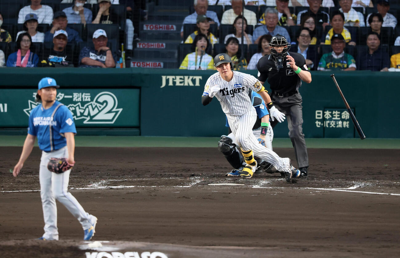 阪神対日本ハム　3回裏阪神1死、伏見寅威は遊へ内野安打を放つ。投手伊藤大海（撮影・加藤哉）