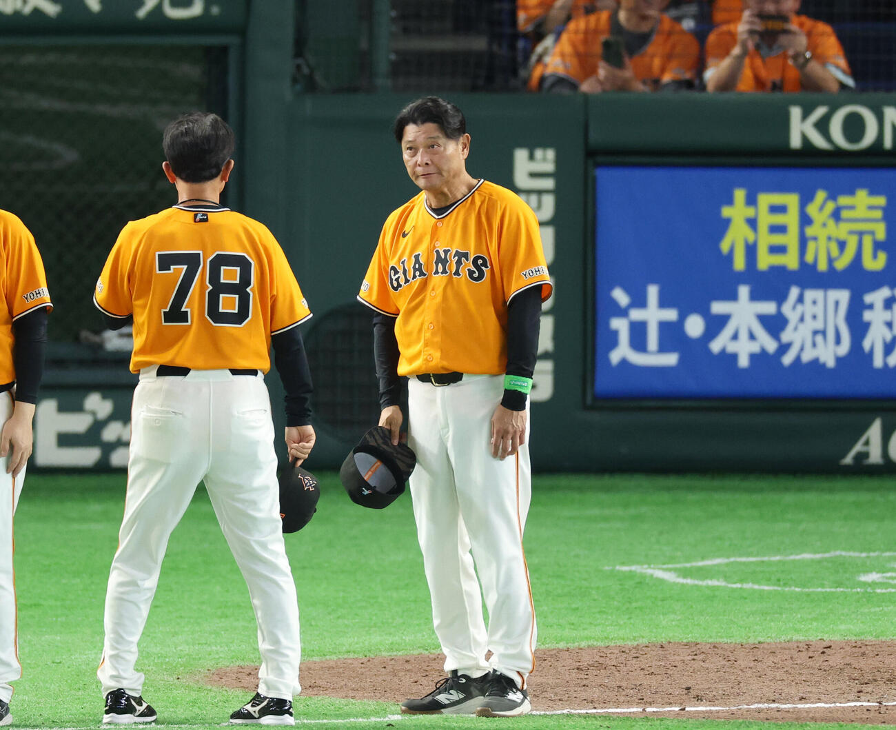 巨人対ソフトバンク　ソフトバンクに敗れあいさつをする巨人橋上秀樹監督代行（撮影・増田悦実）