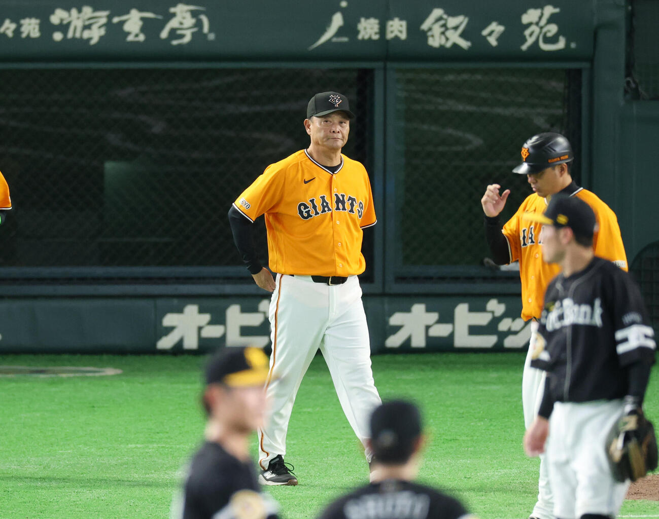 巨人対ソフトバンク　ソフトバンクに敗れあいさつにでる巨人橋上秀樹監督代行（撮影・増田悦実）