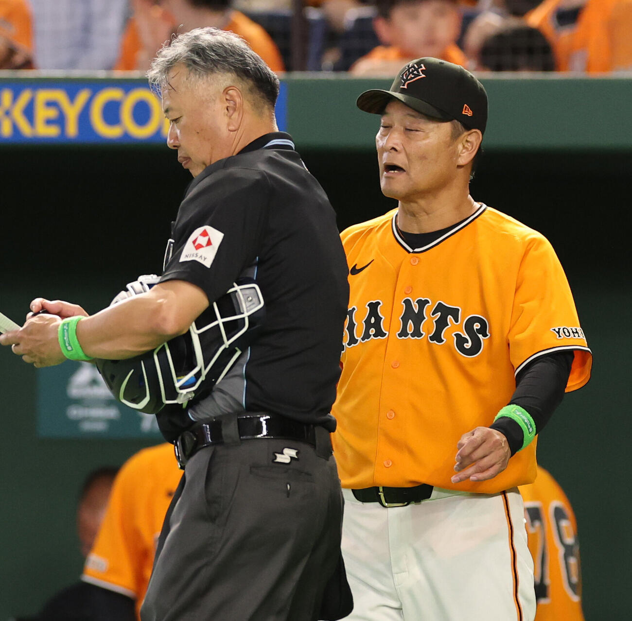 巨人対ソフトバンク　選手交代を告げる巨人橋上秀樹監督代行（撮影・野上伸悟）