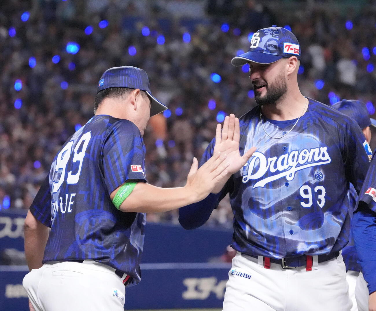 プロ野球交流戦中日対楽天　試合終了、井上一樹監督（左）とタッチを交わすカイル・マラー（撮影・森本幸一）