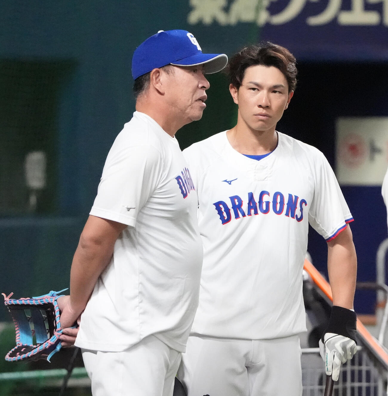 プロ野球交流戦中日対楽天　試合前、井上一樹監督（左）と言葉を交わす福永裕基（撮影・森本幸一）＝2026年5月26日