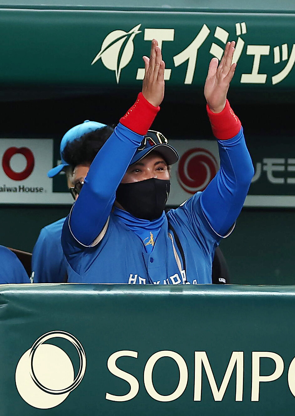 阪神対日本ハム　4回裏阪神2死一、二塁、伊藤大海が木浪聖也を一ゴロに打ち取り、ベンチで拍手する新庄剛志監督（撮影・前田充）