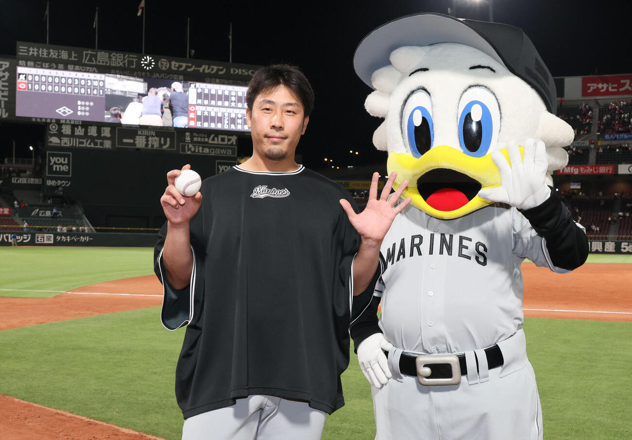 広島対ロッテ　中継ぎで5勝目をあげたロッテ八木彬。右はマーくん（撮影・加藤孝規）
