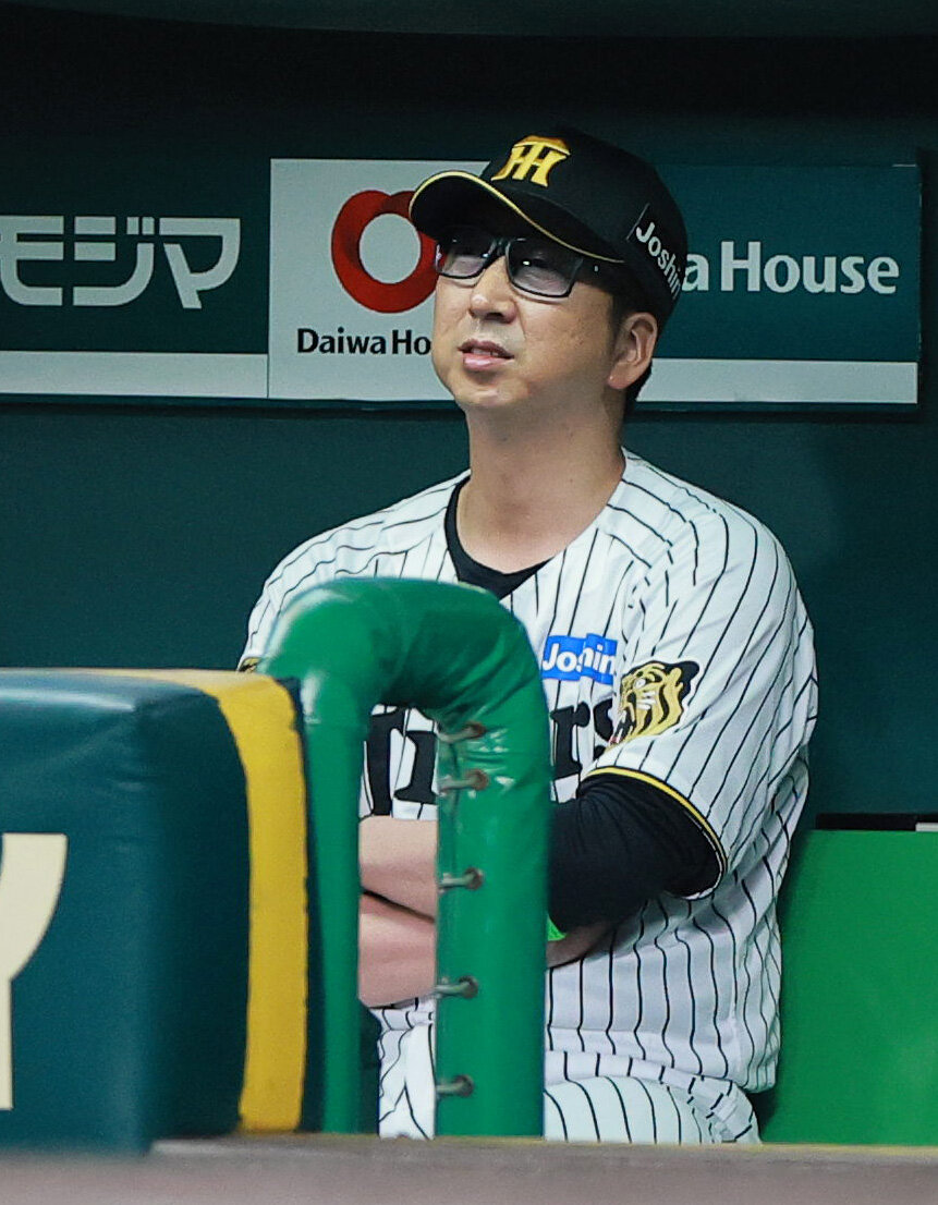 セ・パ交流戦　阪神対日本ハム1回戦　阪神対日本ハム　7回表日本ハム1死満塁、代打ロドルフォ・カストロに2点適時打を打たれベンチからグラウンドを見つめる藤川球児監督（撮影・上山淳一）