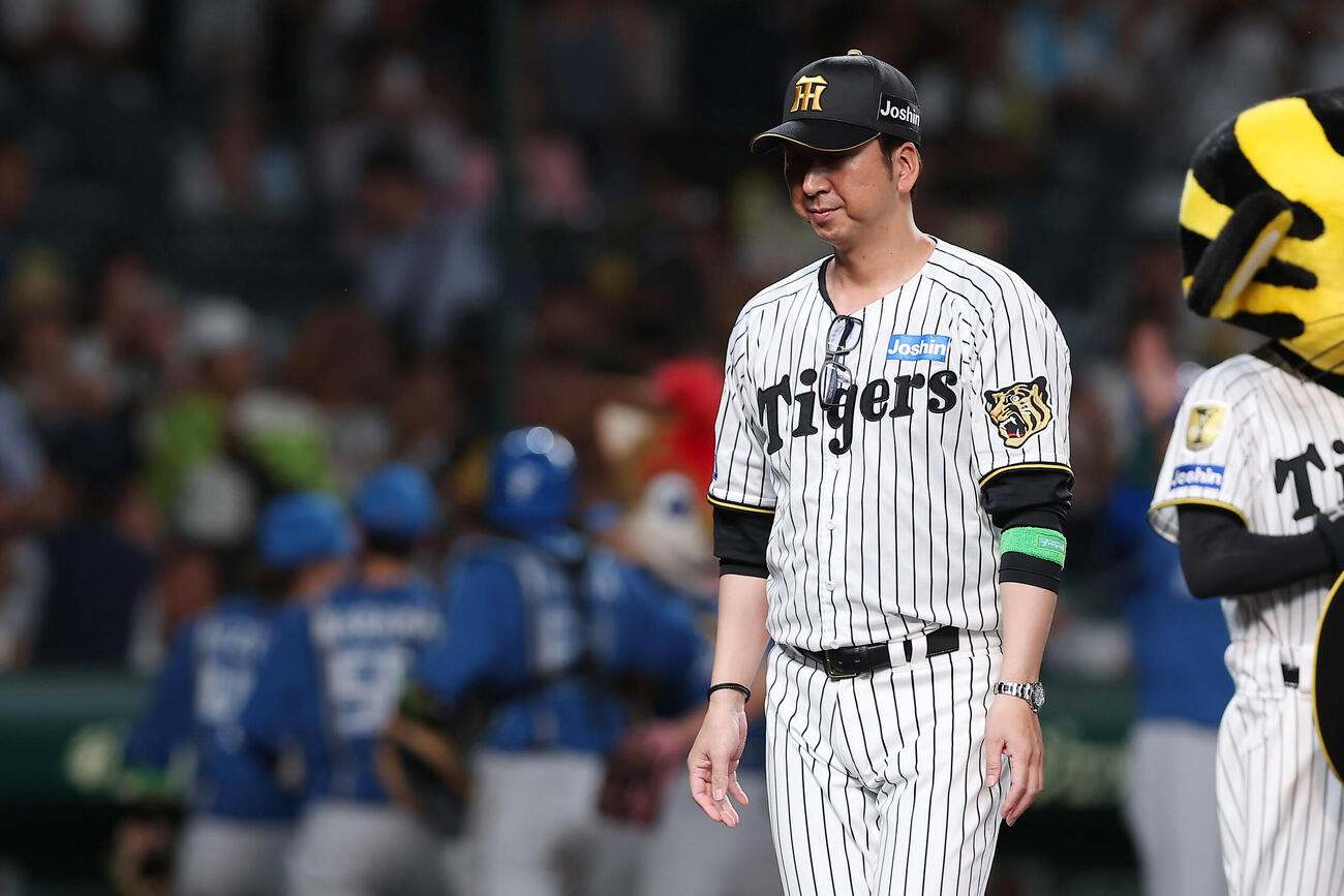 阪神対日本ハム　日本ハムに敗れ、引き揚げる阪神藤川球児監督（撮影・前田充）＝2026年5月26日