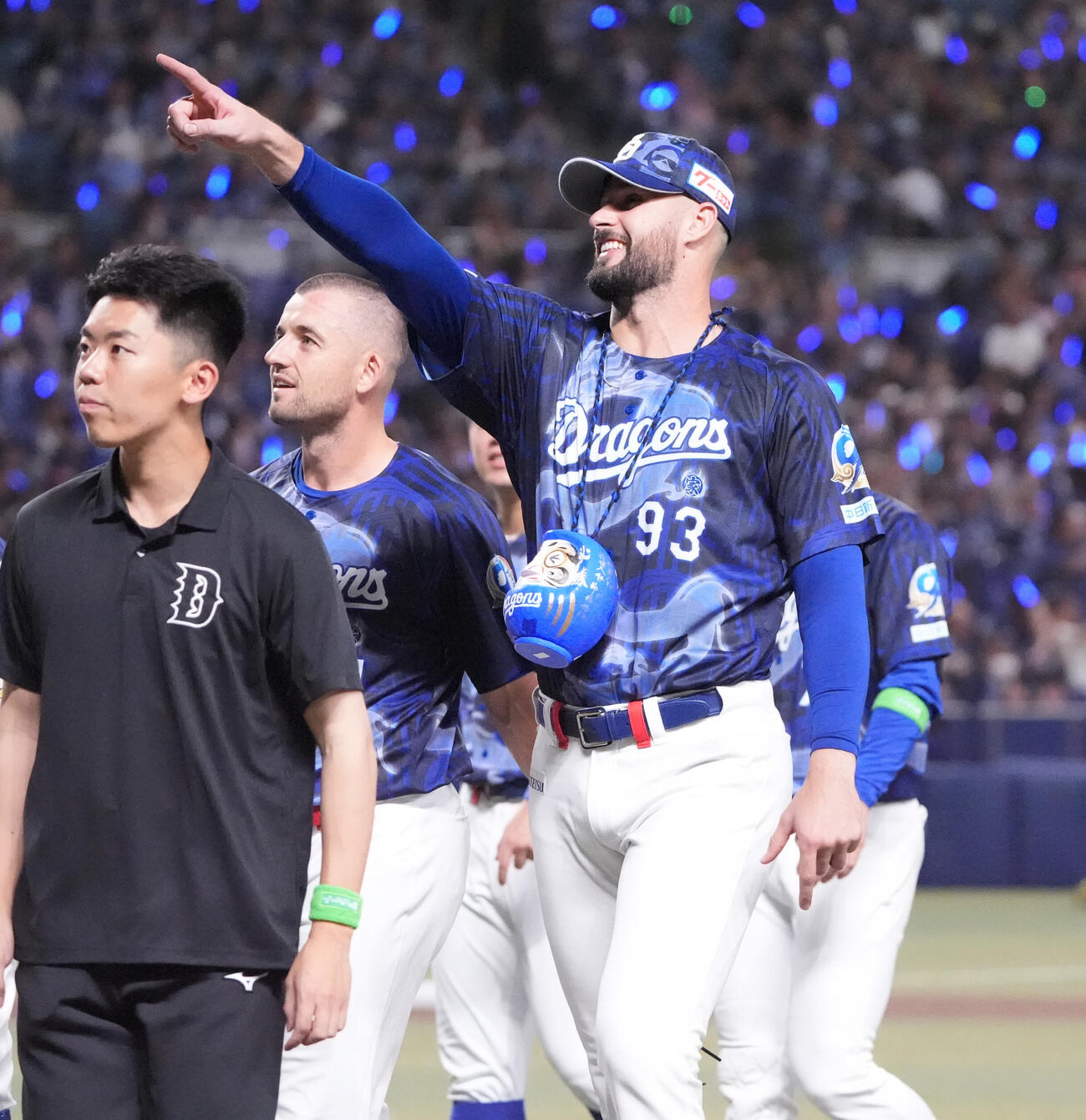 プロ野球交流戦中日対楽天　カイル・マラー（右）はスタンドの家族に向かって笑顔を見せる（撮影・森本幸一）