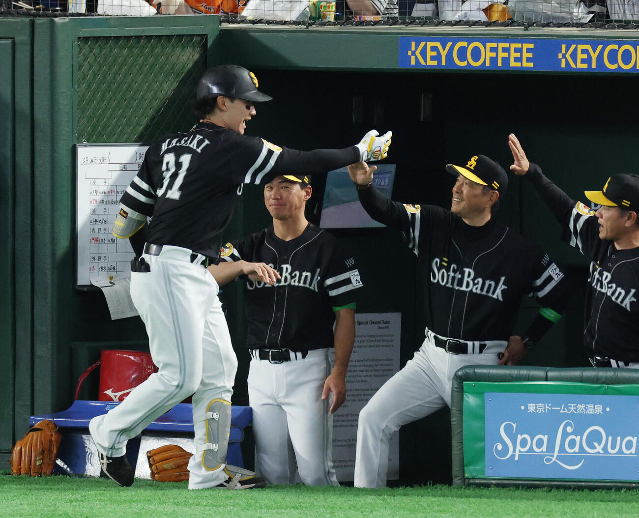 巨人対ソフトバンク　3回表ソフトバンク1死、先制ソロ本塁打を放ち小久保裕紀監督（右）とタッチを交わす正木智也（撮影・増田悦実）