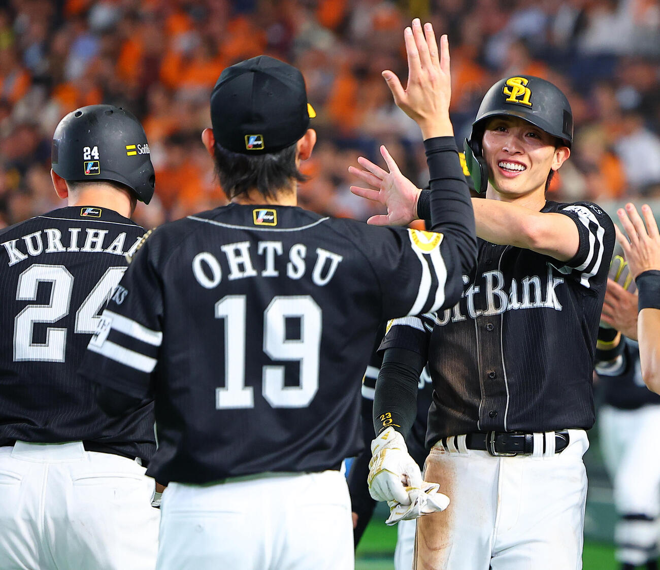 巨人対ソフトバンク　3回表ソフトバンク1死一、二塁、栗原陵矢の3点本塁打でベンチに迎えられる周東佑京（撮影・野上伸悟）＝2026年5月26日