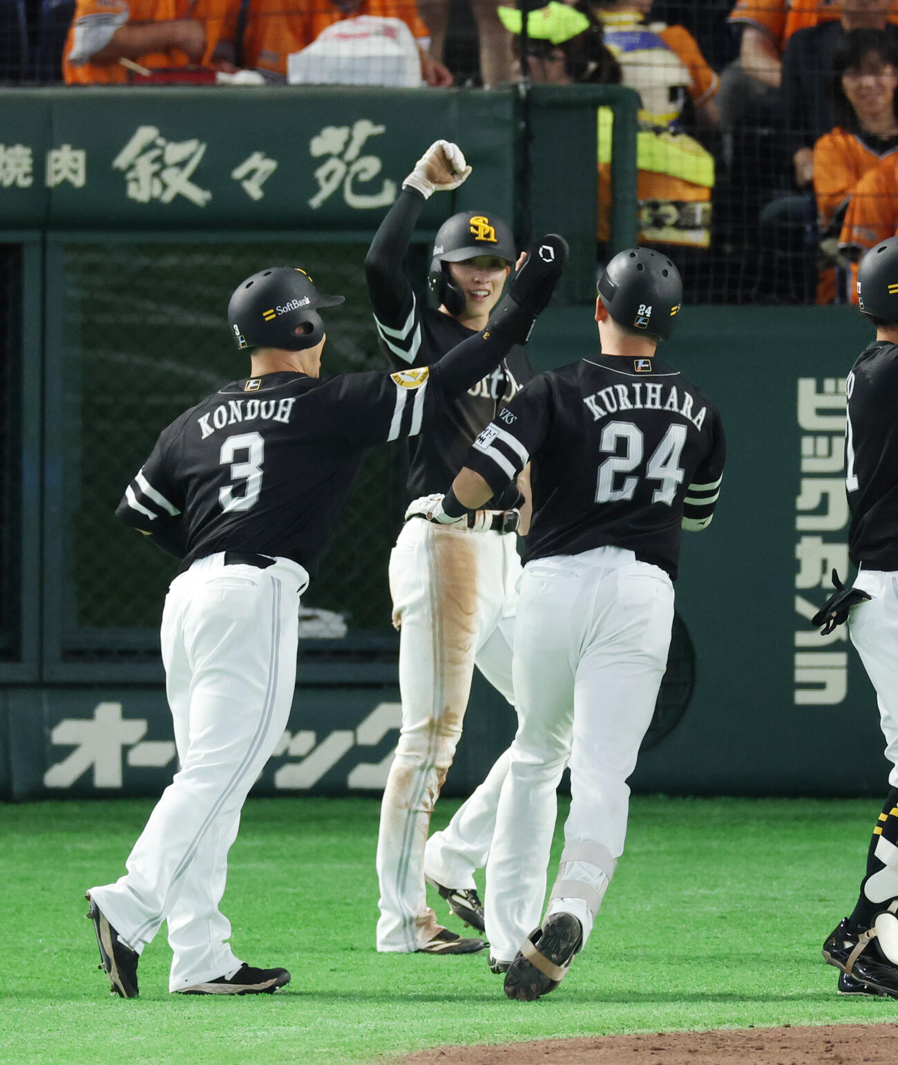 巨人対ソフトバンク　3回表ソフトバンク1死一、二塁、栗原陵矢の3点本塁打で生還し喜ぶソフトバンクナイン（撮影・増田悦実）
