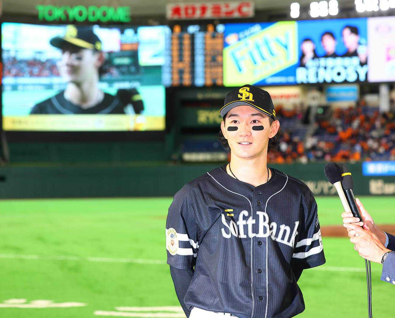 巨人対ソフトバンク　ヒーローインタビューで、この日が誕生日でスタンド観戦の兄に「おめでとう」と声をかけるソフトバンク正木智也（撮影・野上伸悟）＝2026年5月26日