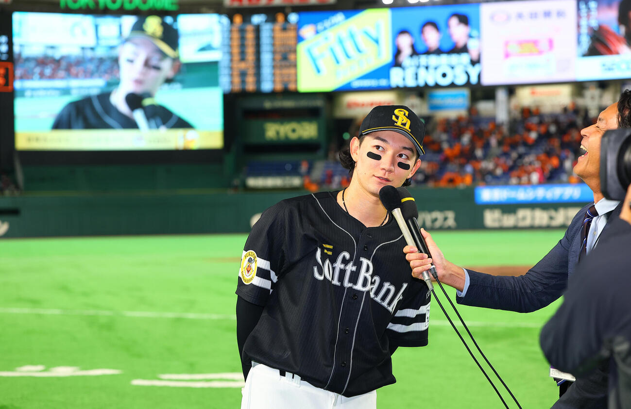巨人対ソフトバンク　ヒーローインタビューで、この日が誕生日でスタンド観戦の兄に「おめでとう」と声をかけるソフトバンク正木智也（撮影・野上伸悟）＝2026年5月26日