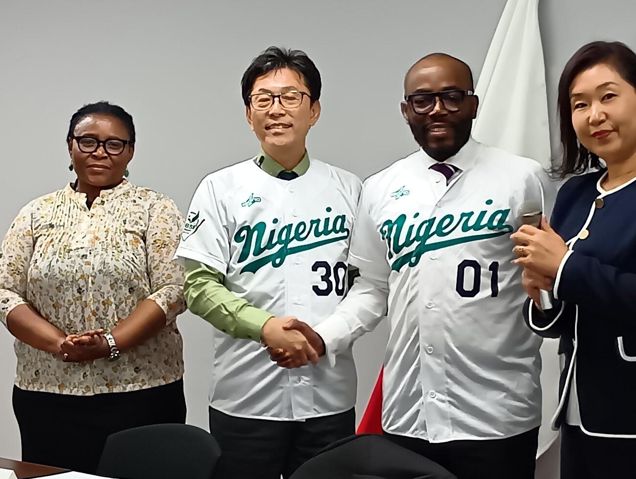 ナイジェリア代表監督に就任した友成晋也氏（左から2人目）と、同国のウチェ・オドゾール野球・ソフトボール連盟会長（同3人目）