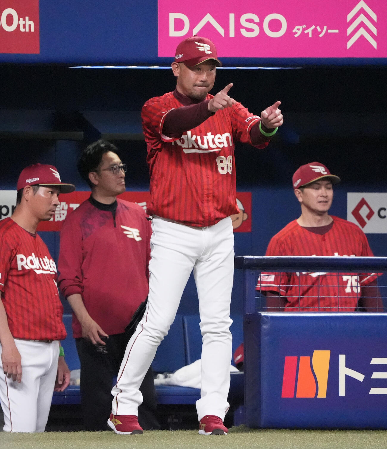 プロ野球交流戦中日対楽天　8回表楽天1死二塁、三木肇監督（右から2人目）は平良竜哉の一塁アウトの判定にリクエストをする（撮影・森本幸一）