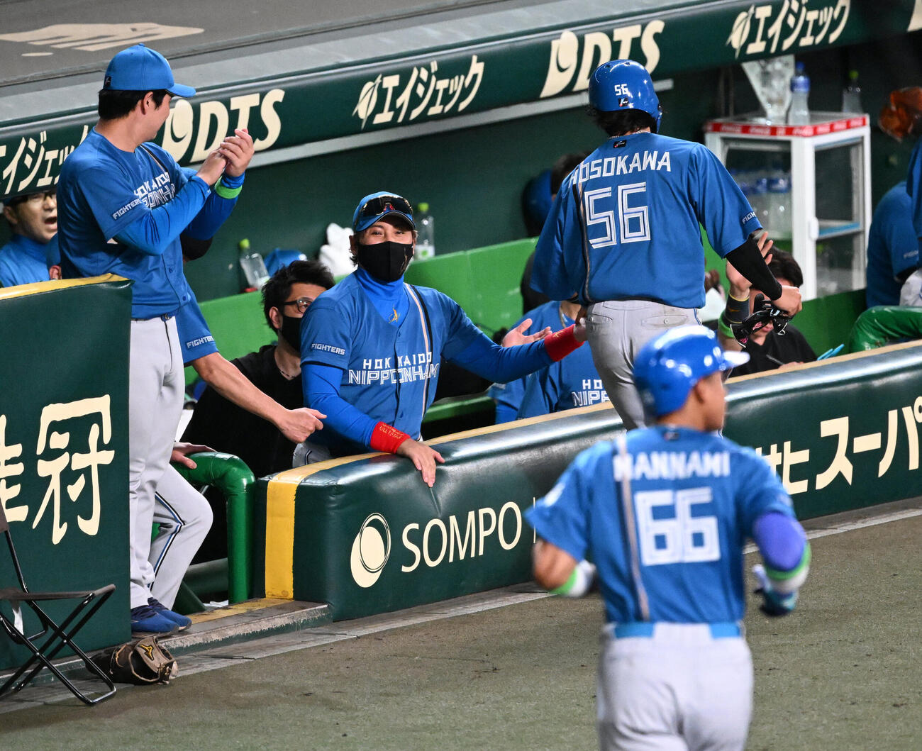 阪神対日本ハム　7回表日本ハム1死満塁、カストロの適時打で生還した細川と万波を迎える新庄剛志監督（撮影・和賀正仁）