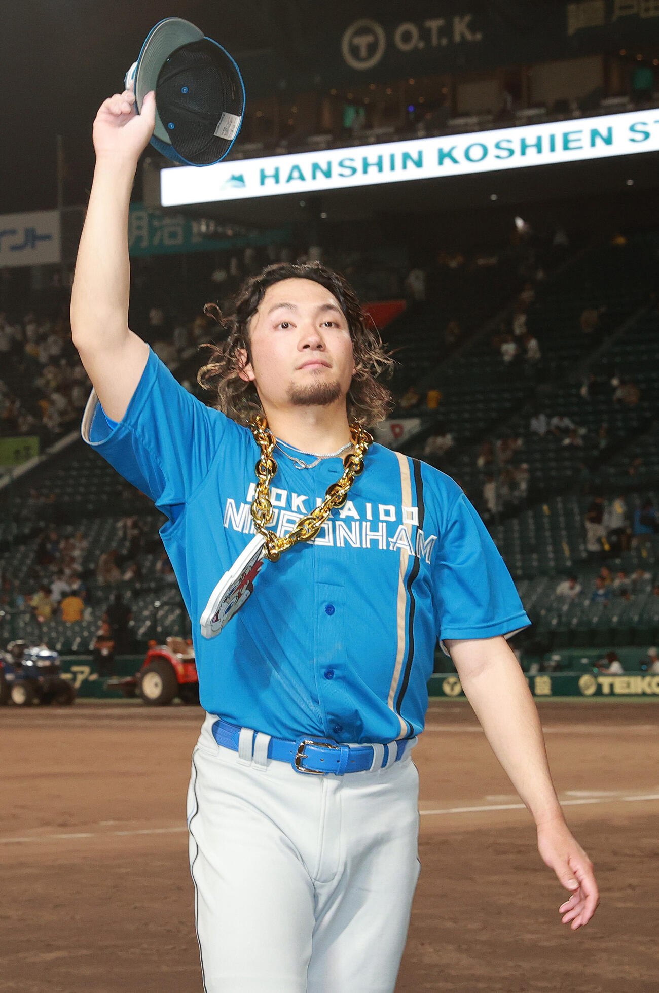 セ・パ交流戦　阪神対日本ハム1回戦　阪神対日本ハム　阪神打線を完封した日本ハム伊藤大海はスタンドのファンにあいさつする（撮影・上山淳一）