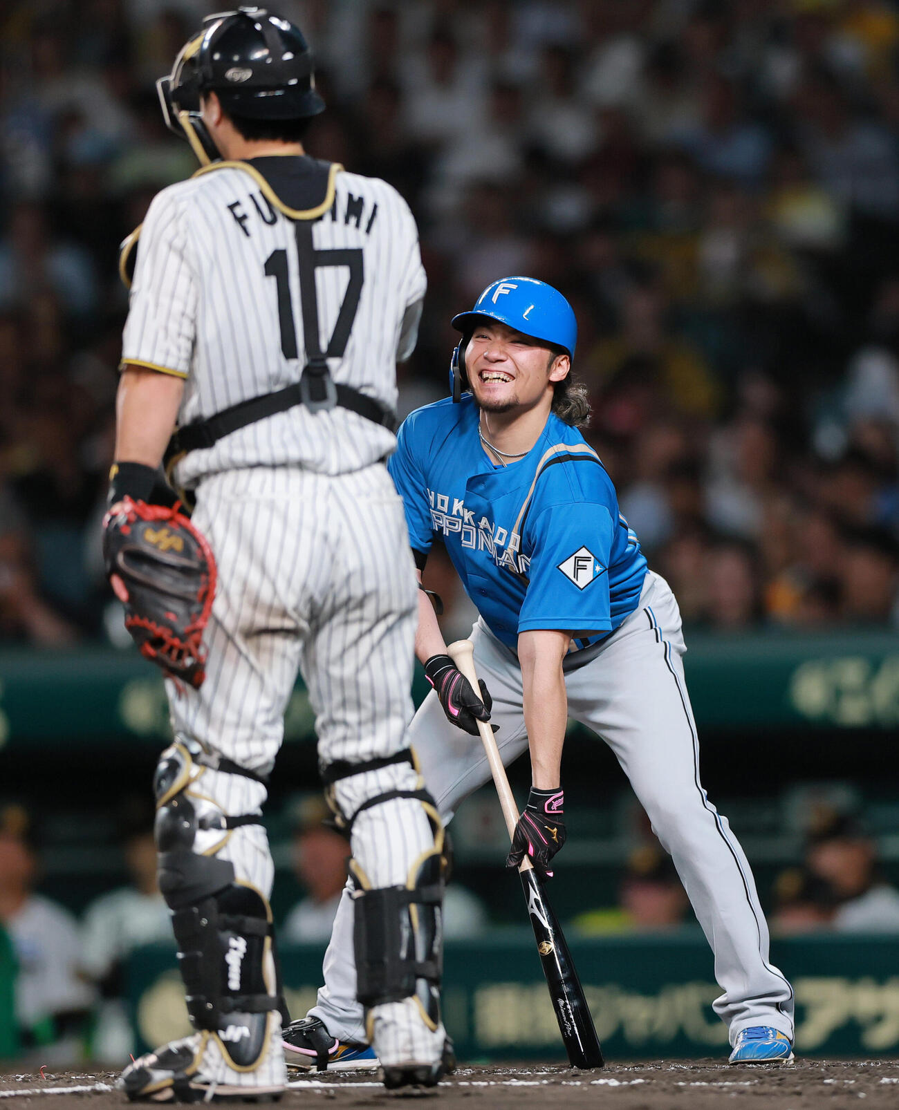 セ・パ交流戦　阪神対日本ハム1回戦　阪神対日本ハム　5回表日本ハム1死一塁、笑顔を見せる伊藤大海（撮影・上山淳一）