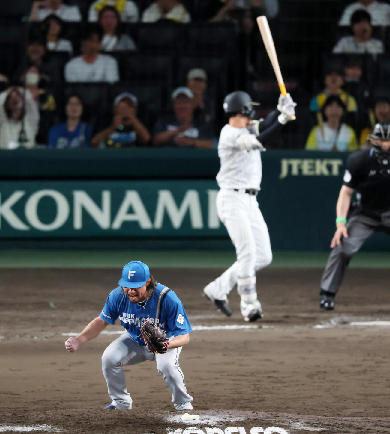 阪神対日本ハム　9回裏阪神2死満塁、伊藤大海は代打小幡竜平を三振に仕留めマウンドで雄たけびを上げる（撮影・加藤哉）