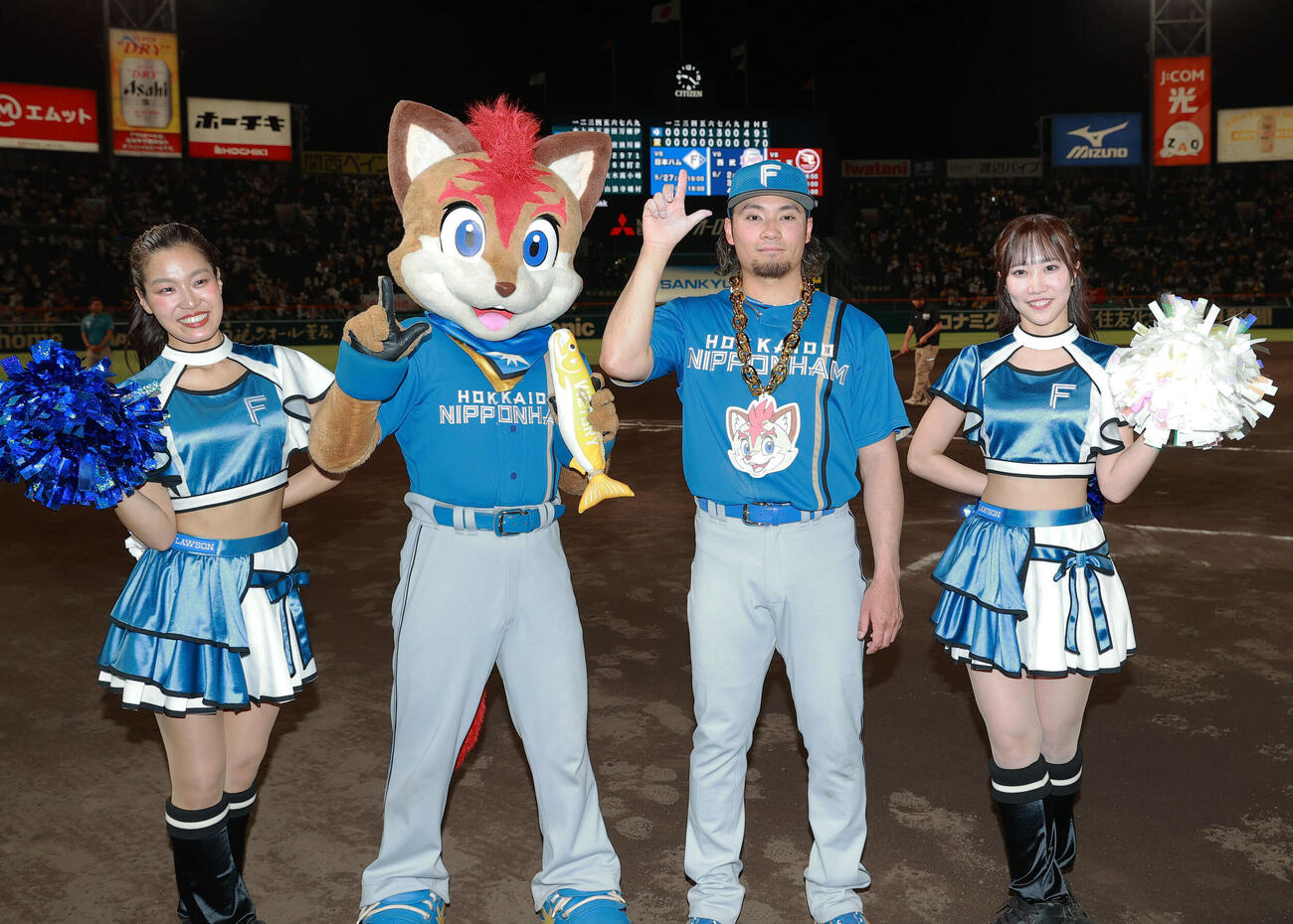 セ・パ交流戦　阪神対日本ハム1回戦　阪神対日本ハム　日本ハム伊藤大海（右から2人目）は阪神打線を完封しポーズを取る（撮影・上山淳一）