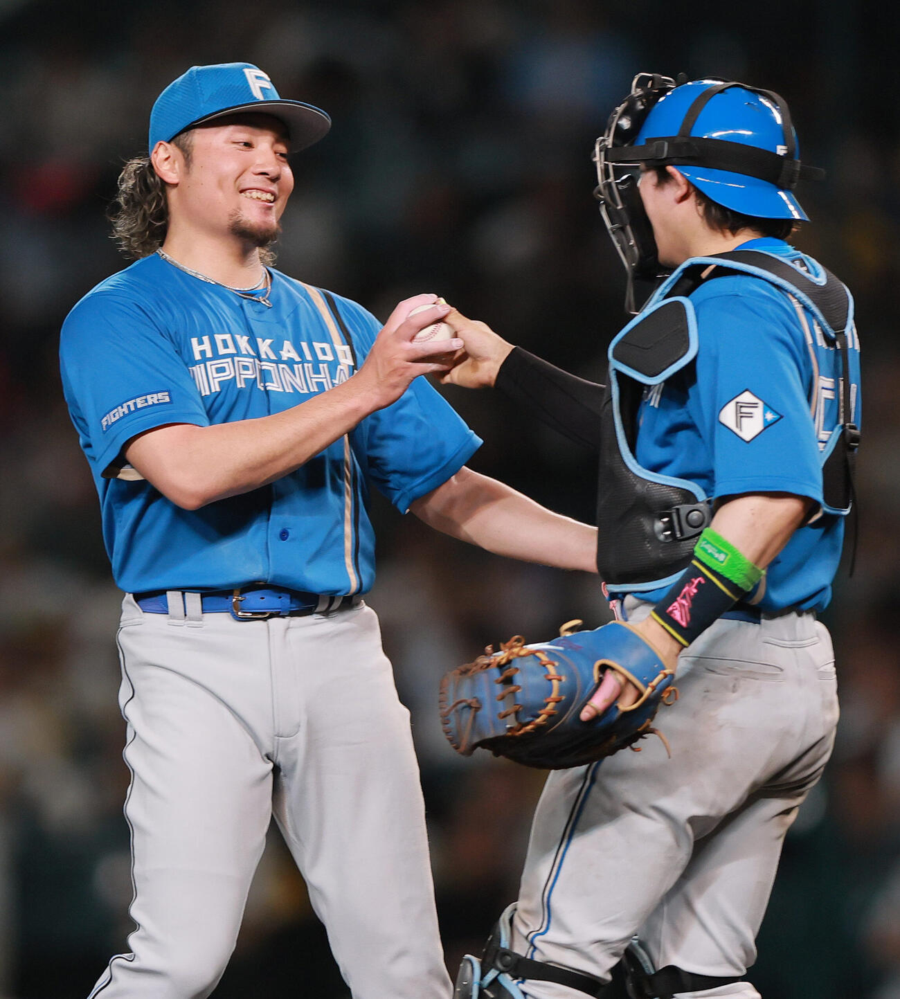 セ・パ交流戦　阪神対日本ハム1回戦　阪神対日本ハム　日本ハム伊藤大海（左）は阪神打線を完封し、捕手田宮裕涼からウイニングボールを受け取る（撮影・上山淳一）