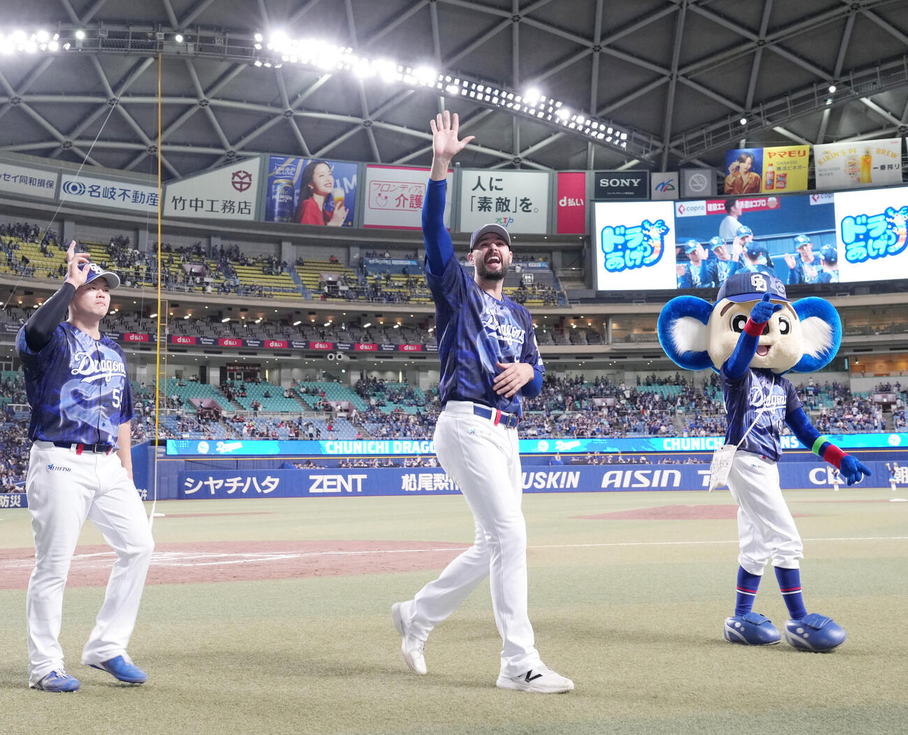 プロ野球交流戦中日対楽天　スタンドの声援に応える左から細川成也、カイル・マラー、ドアラ（撮影・森本幸一）