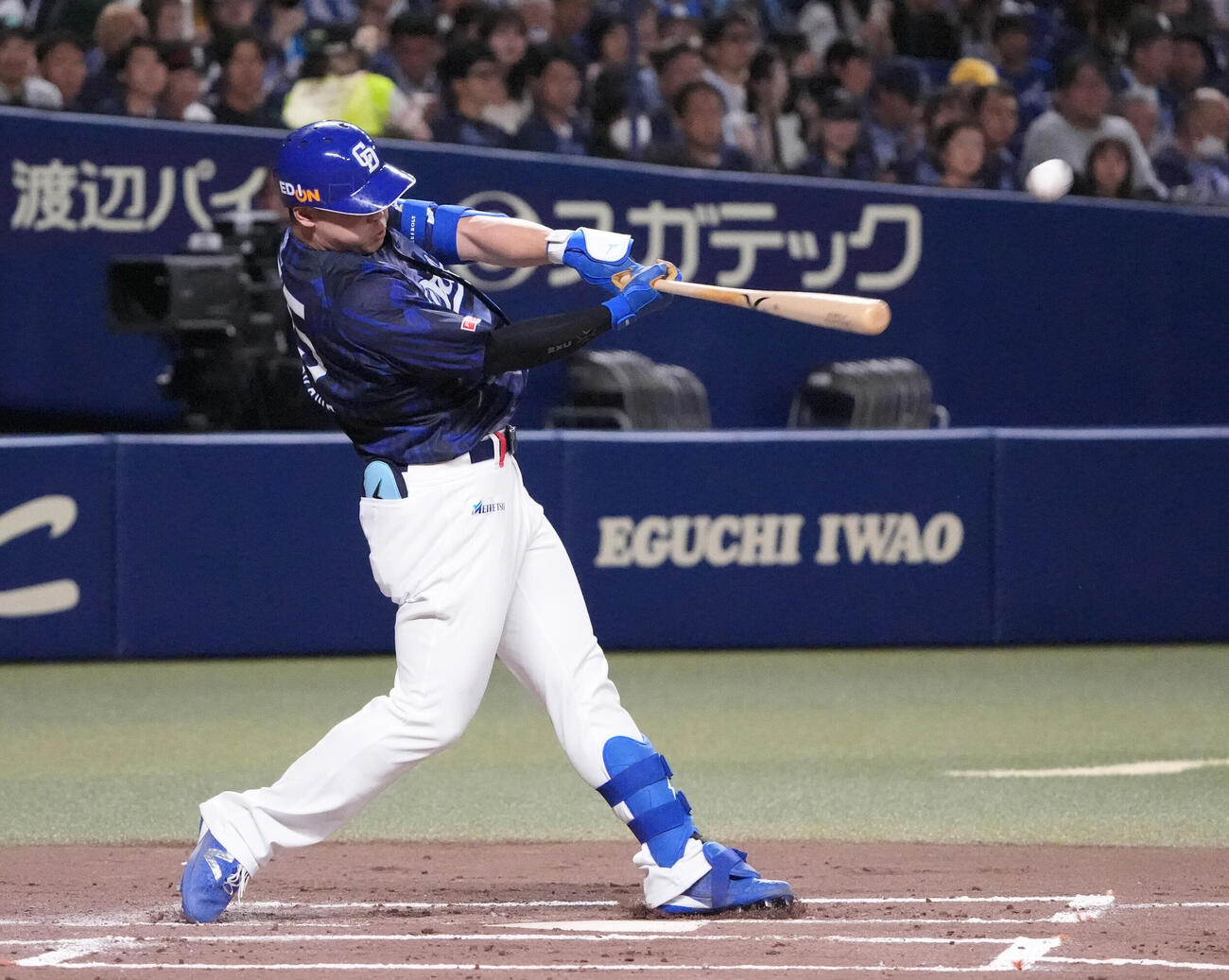 プロ野球交流戦中日対楽天　2回裏中日無死、本塁打を放つ細川成也（撮影・森本幸一）