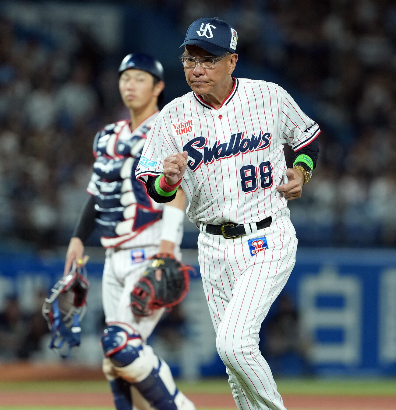 ヤクルト対西武　7回途中で、マウンドに上がり声をかけたヤクルト池山隆寛監督（撮影・たえ見朱実）＝2026年5月26日