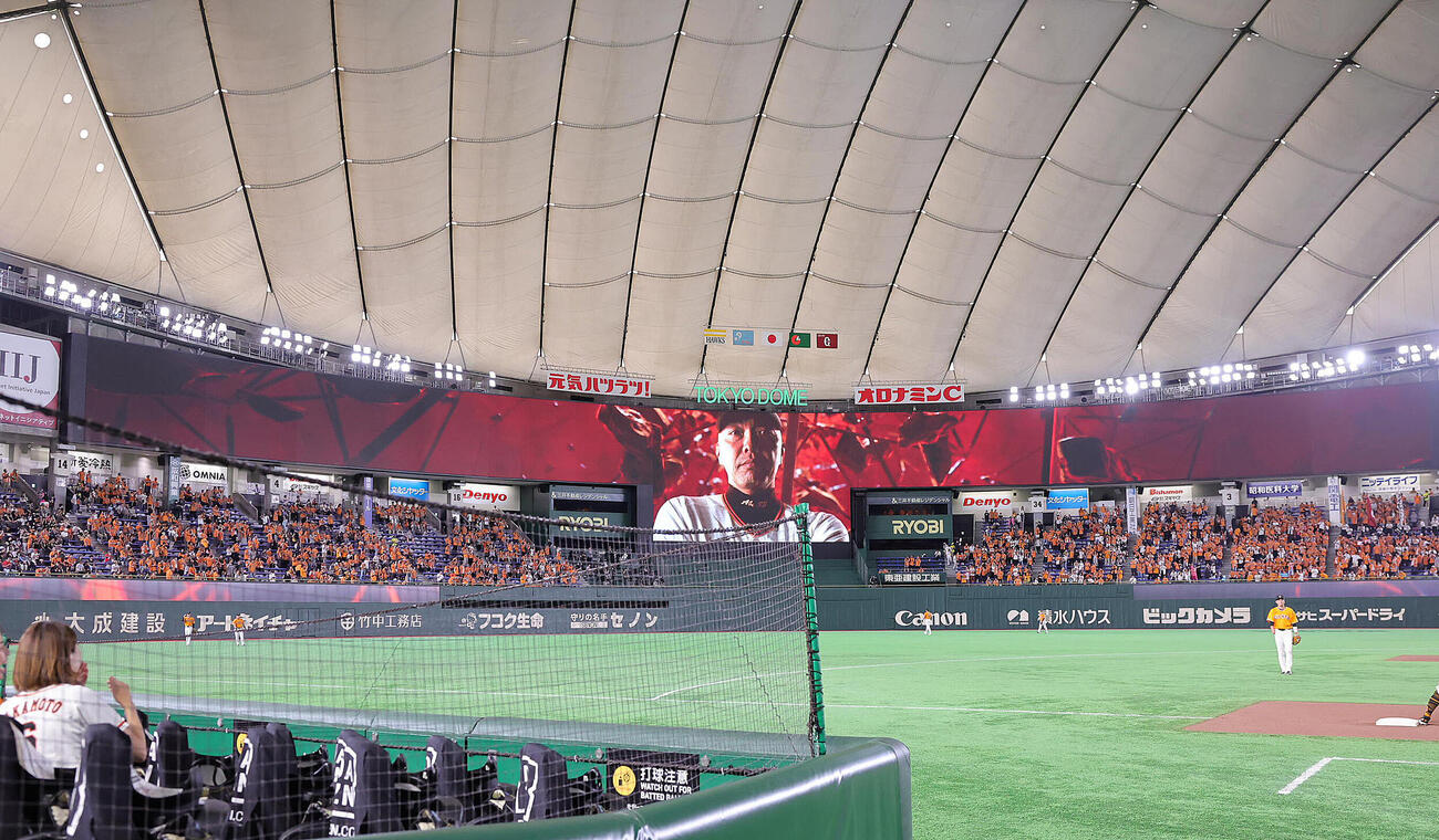 巨人対ソフトバンク　試合前のスターティングメンバー発表時に流れる巨人阿部慎之助前監督の映像（撮影・野上伸悟）＝2026年5月26日