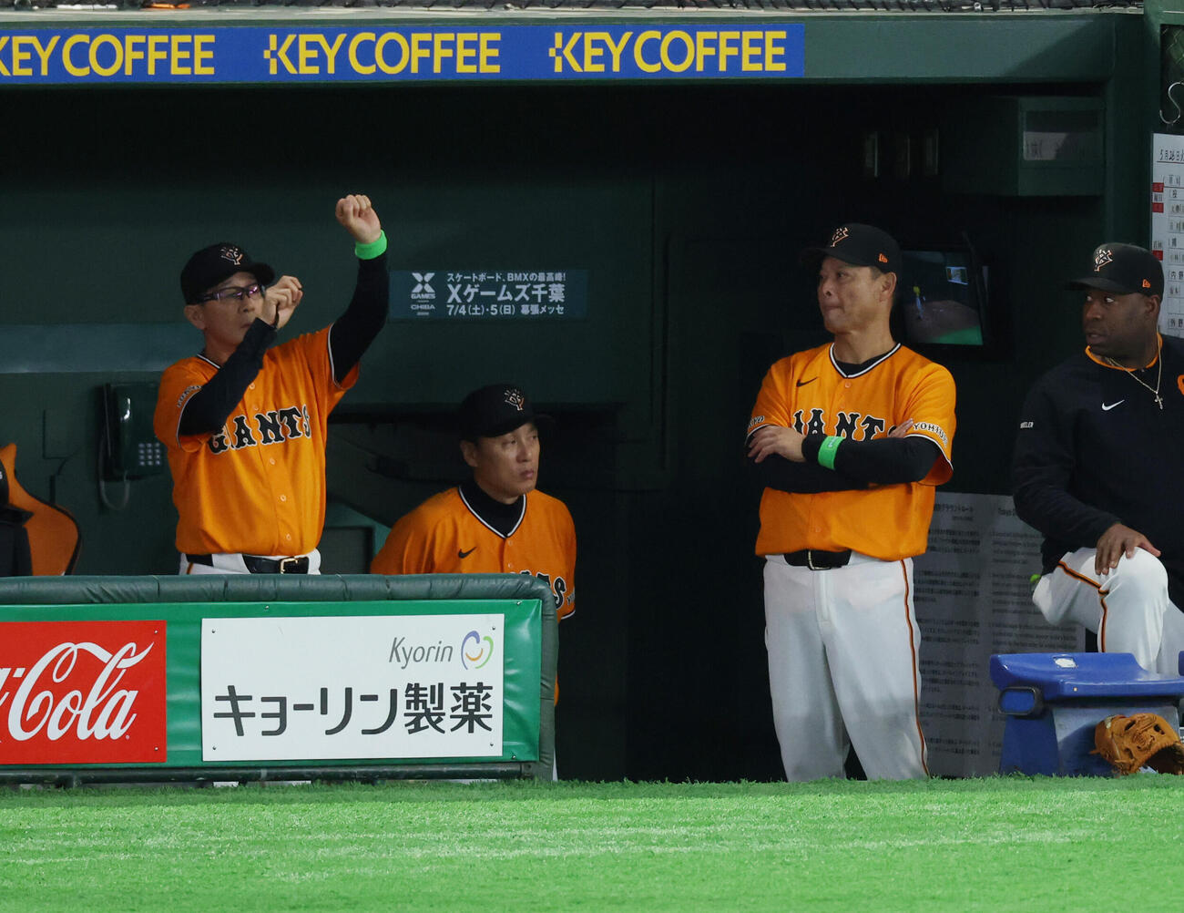 巨人対ソフトバンク　8回裏巨人、川相昌弘ディフェンスチーフコーチ（左）と話す橋上秀樹監督代行（撮影・増田悦実）