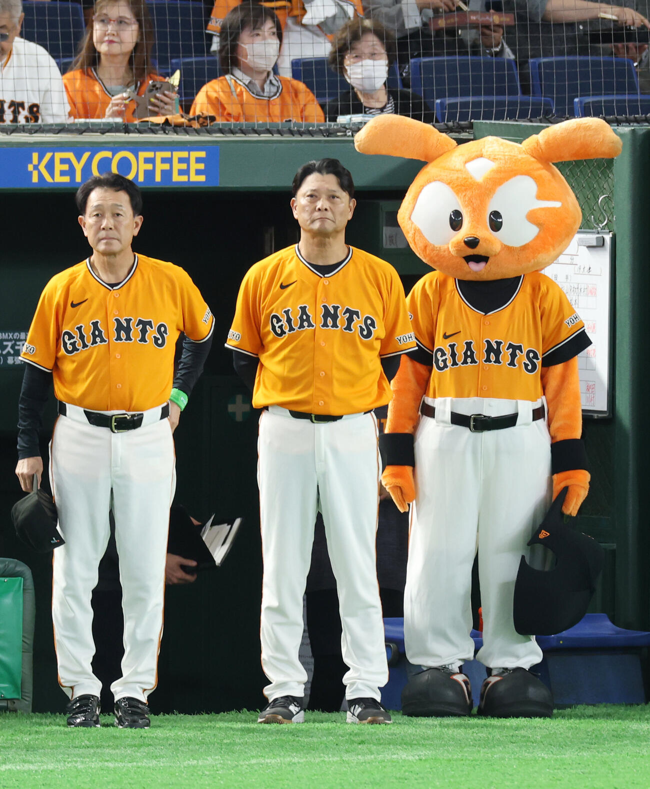 巨人対ソフトバンク　国歌演奏に並ぶ川相昌弘ディフェンスチーフコーチ（左）と橋上秀樹監督代行（撮影・増田悦実）