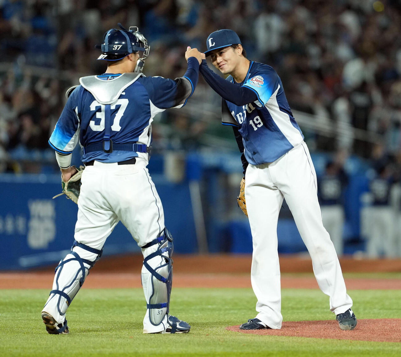 ヤクルト対西武　ヤクルトに勝利し笑顔を見せる西武佐藤隼輔（右）（撮影・たえ見朱実）