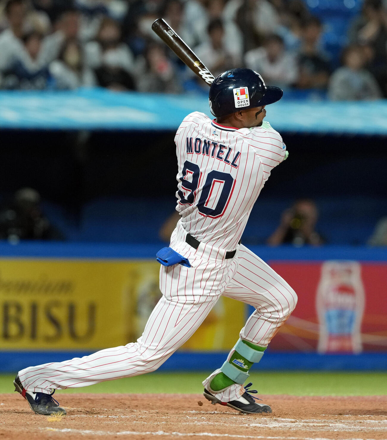 ヤクルト対西武　9回裏ヤクルト2死、同点の本塁打を放つモンテル（撮影・たえ見朱実）