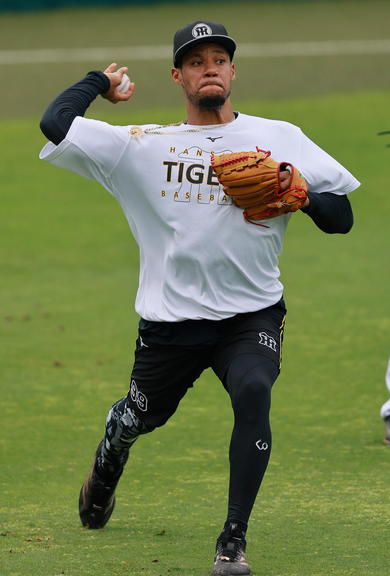 セ・パ交流戦　阪神対日本ハム2回戦　阪神対日本ハム　試合前の練習キャッチボールする阪神ダウリ・モレッタ（撮影・上山淳一）