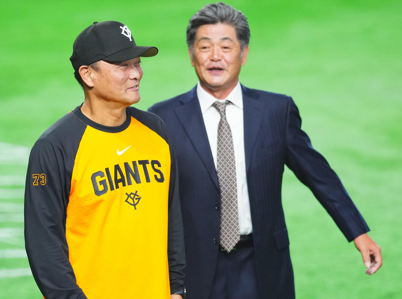 試合前に言葉を交わす巨人橋上秀樹監督代行（左）と工藤公康氏（撮影・垰建太）