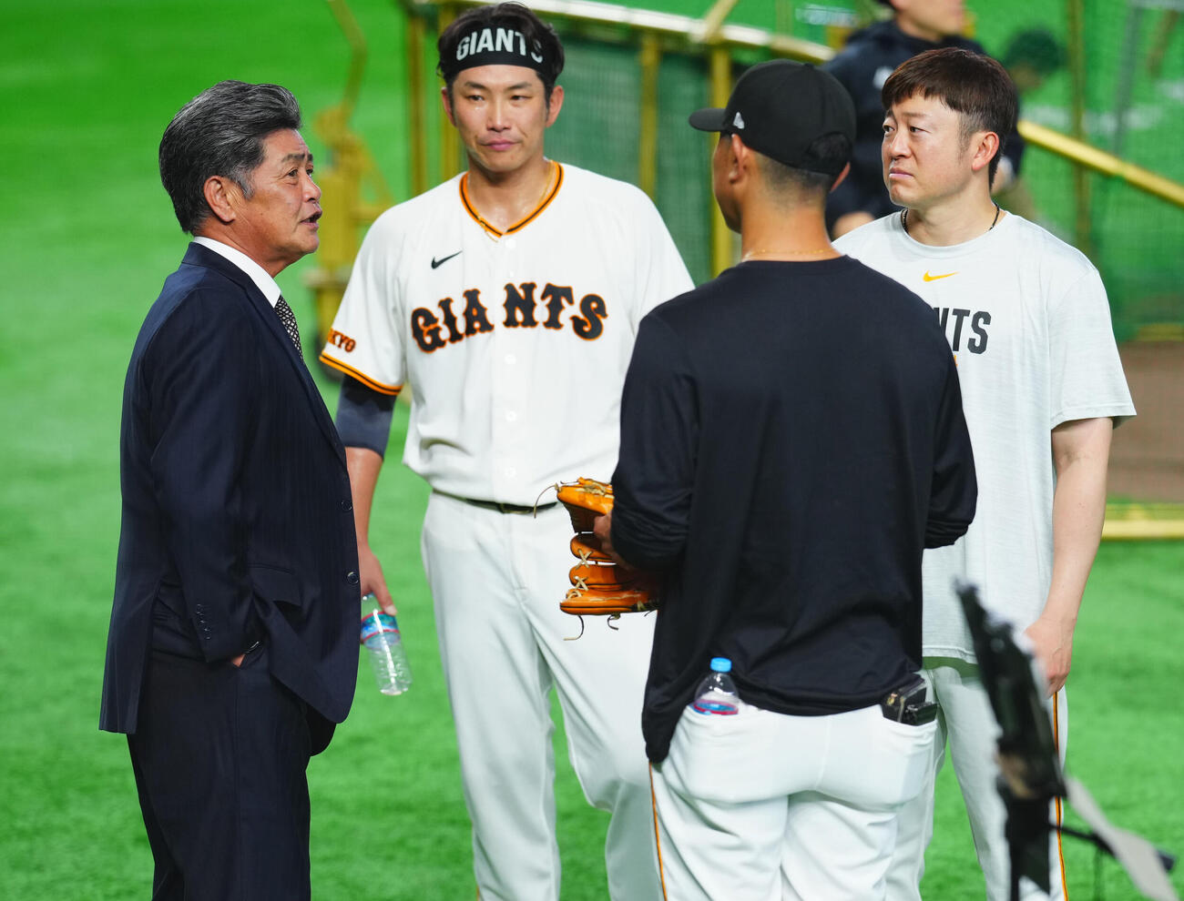 試合前に言葉を交わす工藤公康氏（左）と巨人のコーチ、スタッフたち（撮影・垰建太）
