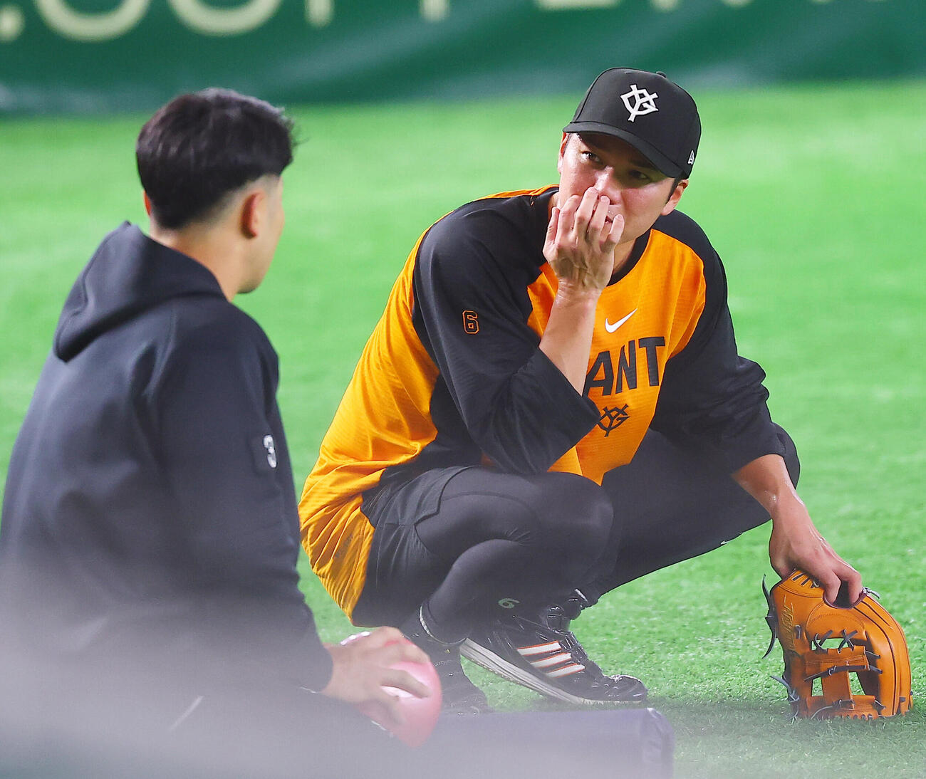話し込むソフトバンク近藤健介（左）と巨人坂本勇人（撮影・野上伸悟）