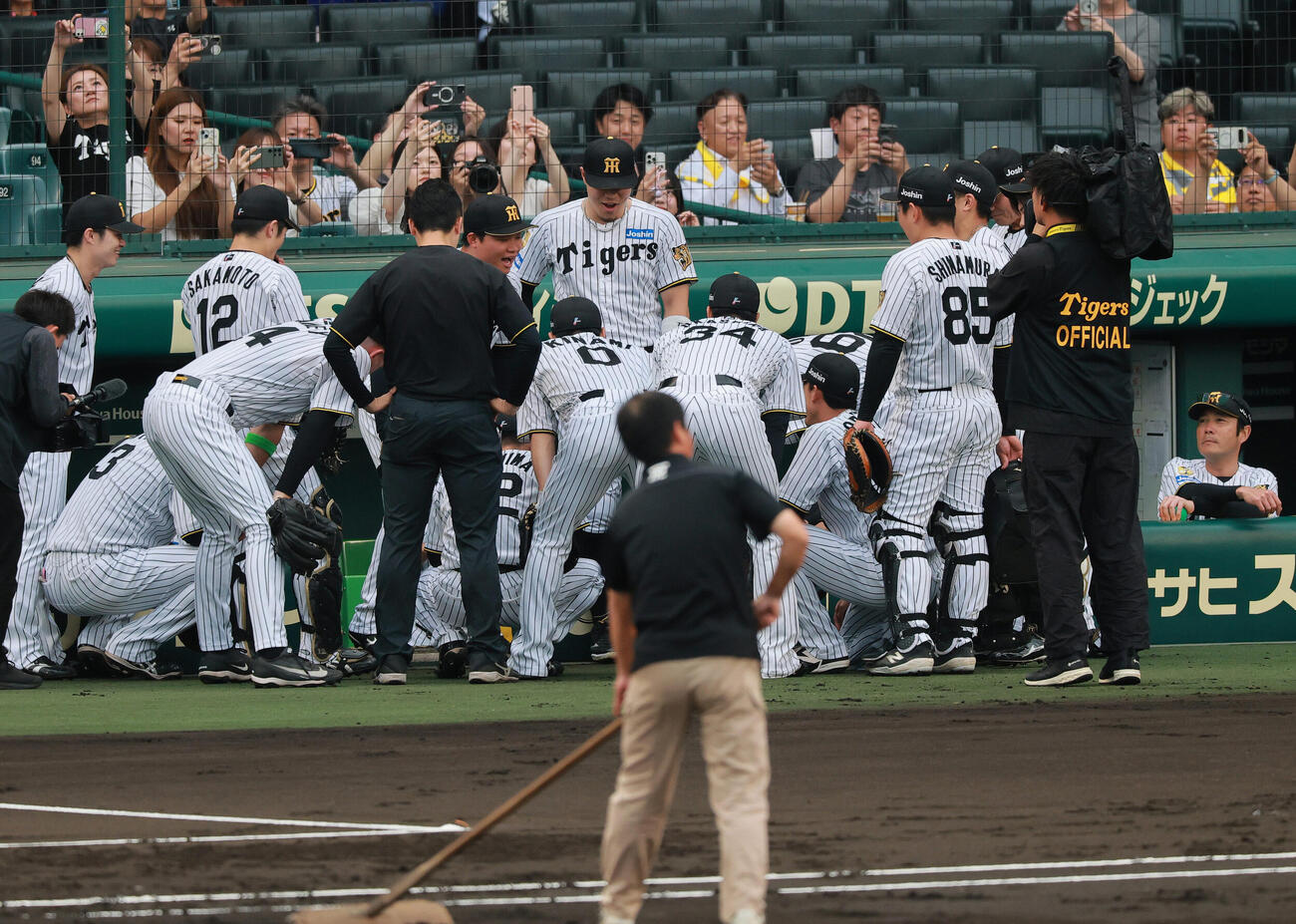 セ・パ交流戦　阪神対日本ハム2回戦　阪神対日本ハム　試合前、ベンチの前で円陣を組む阪神ナイン（撮影・上山淳一）